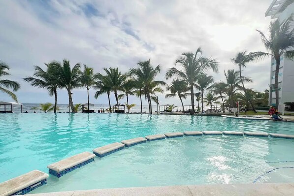 Pool - Luxury Beachfront 2 Bedroom Apt, Check in 24H (Playa Juan Dolio)