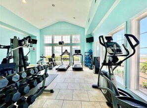 Fitness facility - New rental. Clean. Steps to beach. Direct pool access. Close to everything. (Galveston)