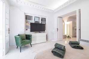 2 Schlafzimmer, Schreibtisch, Bügeleisen/Bügelbrett, Reisekinderbett