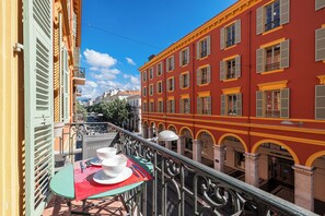 Outdoor dining - Luxury Apartment BY Massena Square (Nice)
