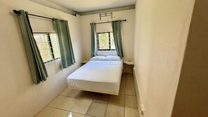 1 slaapkamer, een strijkplank/strijkijzer, gratis wifi, beddengoed