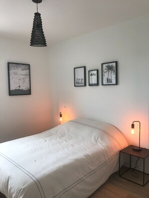 3 slaapkamers, een strijkplank/strijkijzer, reisbedje, wifi