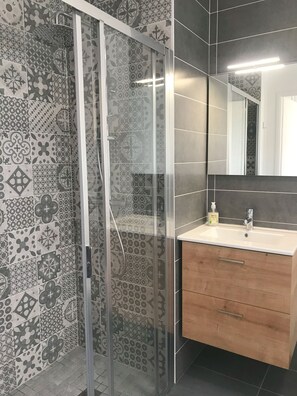 Een douche, een haardroger, handdoeken, toiletpapier