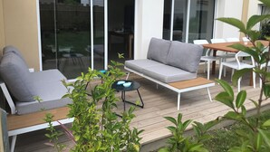 An outdoor patio with a sofa, chairs, and a table. - BETWEEN PINES AND OCEANS, IDEAL FOR FRIENDS AND FAMILY (Léon)