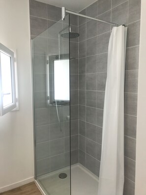 Shower, hair dryer, towels, toilet paper - BETWEEN PINES AND OCEANS, IDEAL FOR FRIENDS AND FAMILY (Léon)