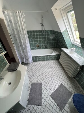 Handtücher, Seife, Toilettenpapier