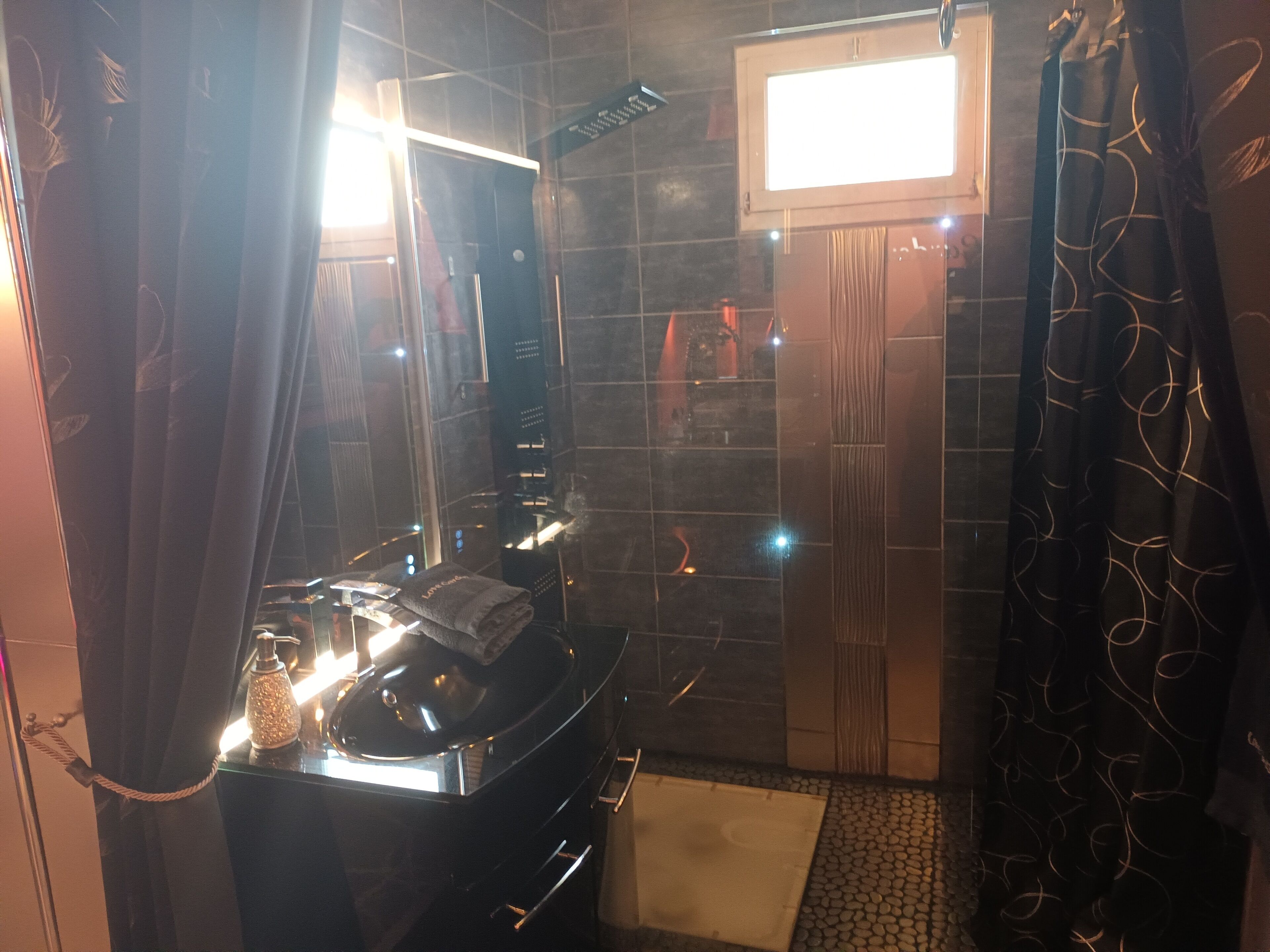 Een haardroger, handdoeken, zeep, toiletpapier