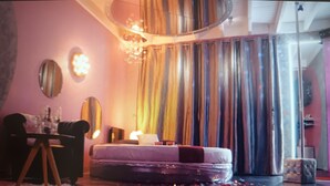 Ein modernes Schlafzimmer mit einem Bett, einem Schreibtisch und einem Stuhl.