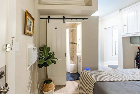 1 室のベッドルーム、デスク、アイロン / アイロン台、WiFi (無料)