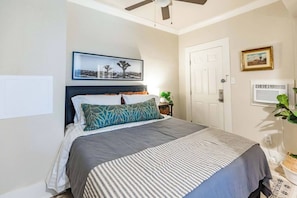 1 habitación, escritorio, tabla de planchar con plancha y wifi gratis 