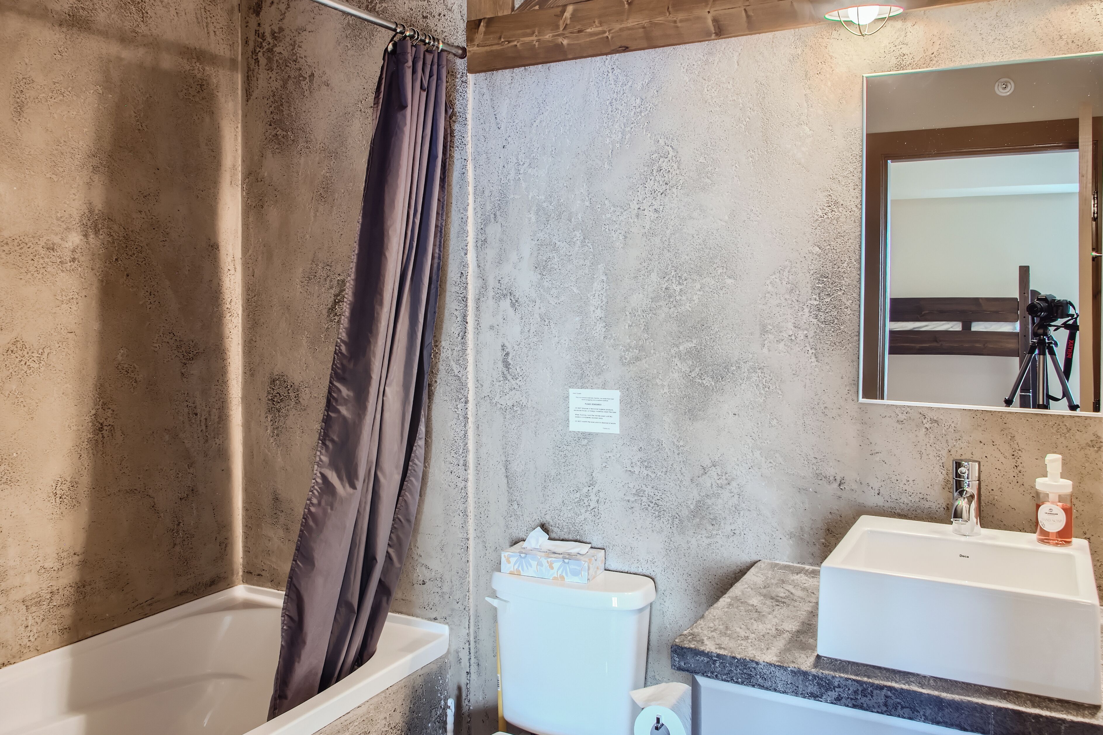 Een badkamer met een bad, toilet en wastafel.
