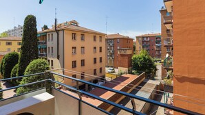 Zona residencial con edificios de varios pisos, balcones y cielo despejado.