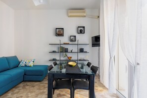 Apartment | Living area | 35-inch TV with digital channels