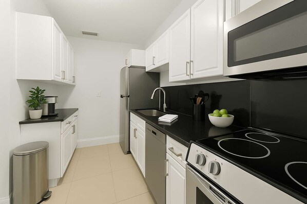 Køleskab, mikrobølgeovn, ovn, kogeplade