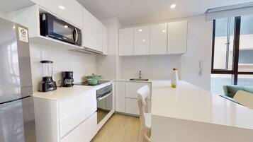 Refrigerador, microondas, horno y cafetera y tetera