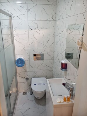 Dusj, hårføner, tøfler og håndklær