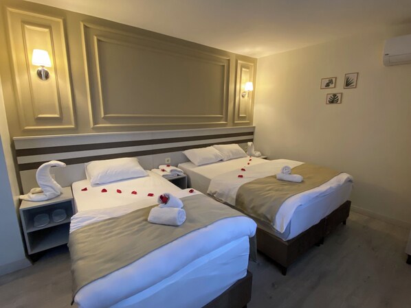 Family Room | Desk, laptop workspace, soundproofing, free WiFi