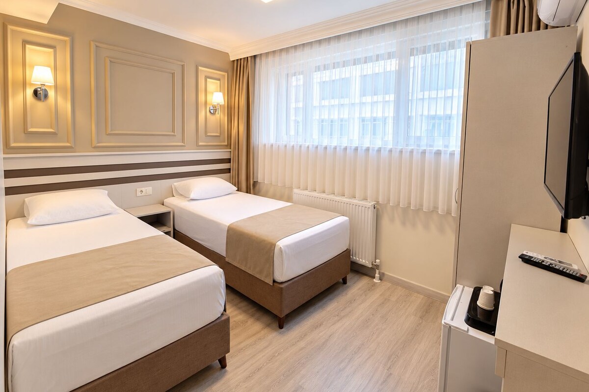 Twin Room | Desk, laptop workspace, soundproofing, WiFi (free)