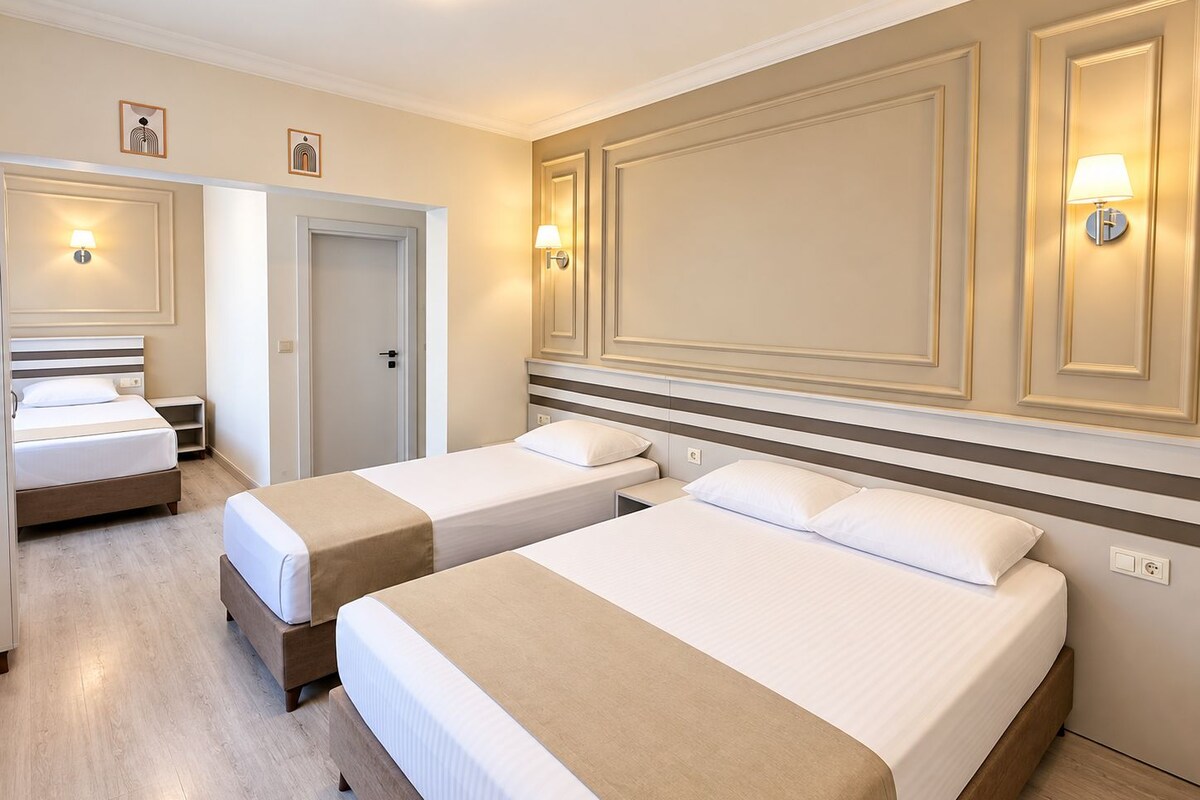 Standard Quadruple Room | Desk, laptop workspace, soundproofing, WiFi (free)