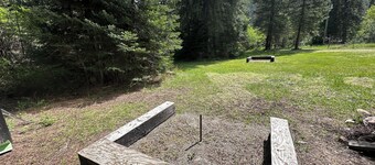Up River Getaway. Complete 30/50 RV Site. Hike, Fish, Float, Relax!
