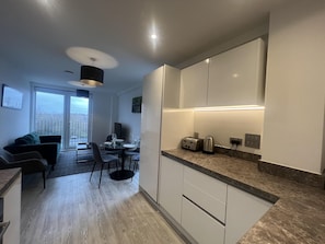 Apartamento | Cozinha privada | Geladeira, micro-ondas, fogão, cooktop