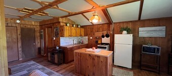 Cozy Cabin 5 minutes from beach and downtown!