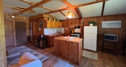 Cozy Cabin 5 minutes from beach and downtown!