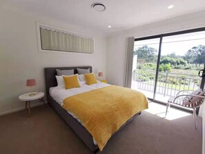 5 Schlafzimmer, Schreibtisch, Bügeleisen/Bügelbrett, WLAN