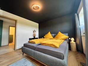 3 室のベッドルーム、WiFi (無料)、ベッドシーツ