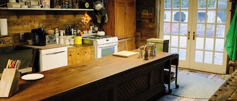 Cafetière/bouilloire, réfrigérateur, micro-ondes, four