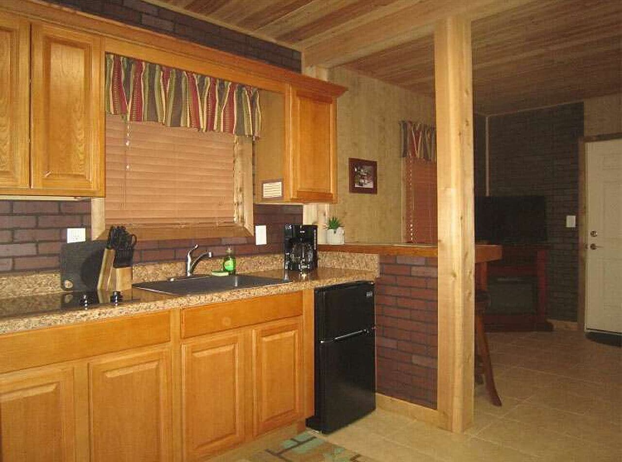 Réfrigérateur, micro-ondes, cafetière/bouilloire, grille-pain