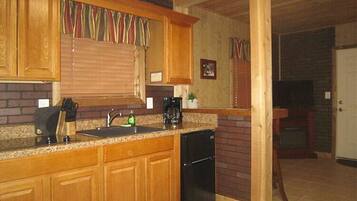 Réfrigérateur, micro-ondes, cafetière/bouilloire, grille-pain