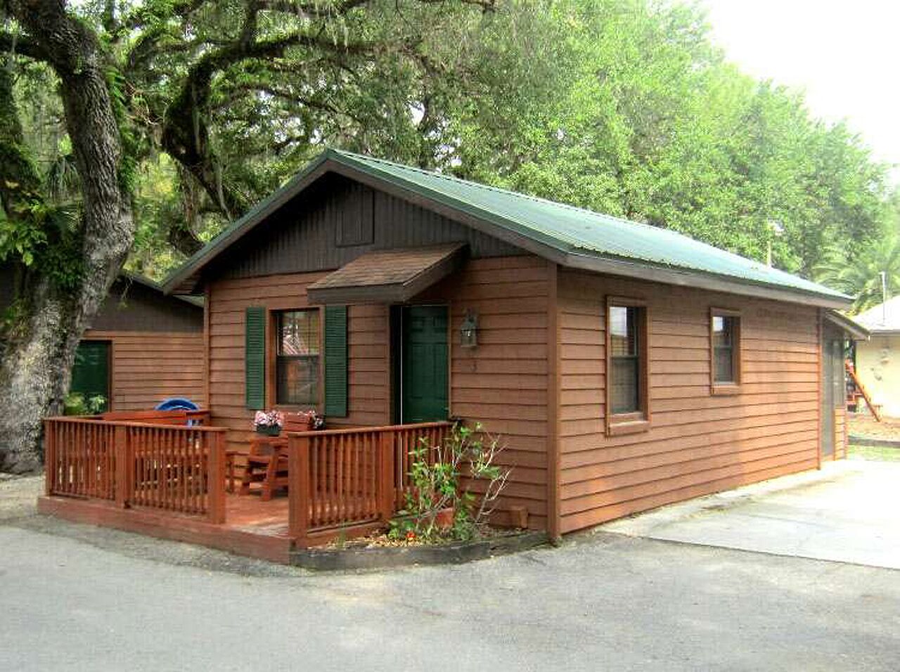 Cozy Cabin in riverfront resort