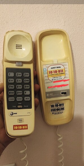 ヘアドライヤー、タオル、石鹸、トイレットペーパー