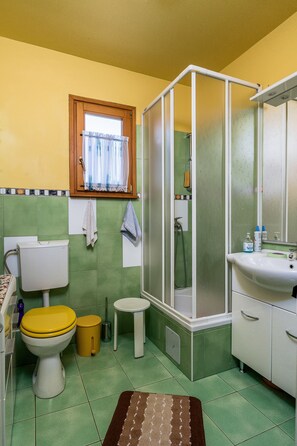 Dusche, Haartrockner, Bidet, Handtücher