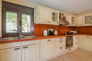 Fridge, oven, stovetop, dishwasher