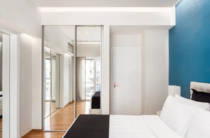 4 chambres, coffres-forts dans les chambres, fer et planche à repasser