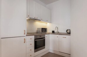 Een koelkast, een magnetron, een oven, een kookplaat