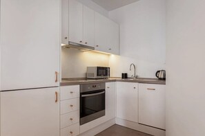 Frigorifero, microonde, forno, piano cottura