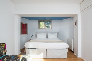 4 bedrooms, in-room safe, iron/ironing board, free WiFi
