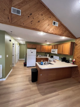 Fridge, microwave, oven, stovetop. Hill Creek Cabin 2 Minutes from Marina and boat ramp on Greers Ferry Lake
