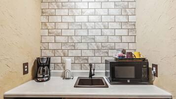 Réfrigérateur, four à micro-ondes, cafetière-théière