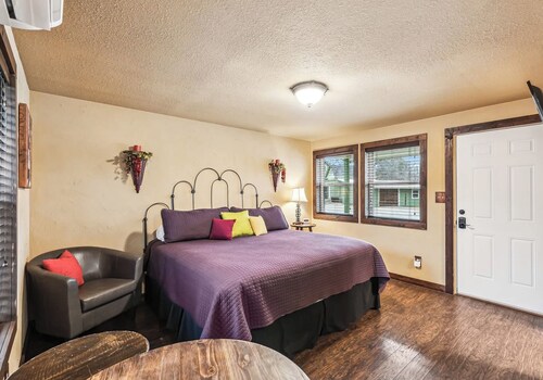 The Tuscan Cottage at Travis Street Cottages