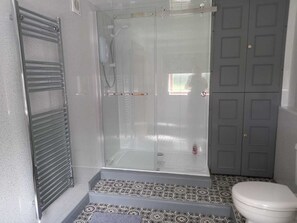Ducha, secador de pelo, toallas y jabón