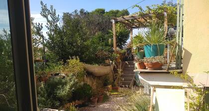 Studio en fond de jardin dans un vallon prĂšs de la Corniche et Vauban