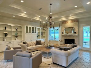 Smart-tv, dvd-spelare och böcker