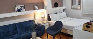 12 Schlafzimmer, Zimmersafe, Schreibtisch, WLAN