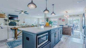 冰箱、微波炉、烤箱、炉灶