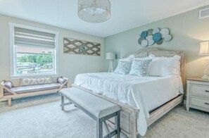 3 bedrooms, in-room safe, iron/ironing board, free WiFi - Updated Lakefront Home with Private Dock. (Rocky Mount)