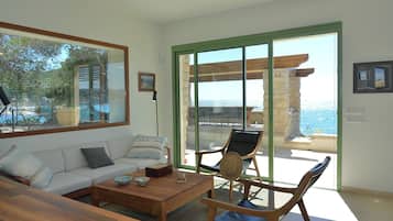 Televisie, een dvd-speler, boeken en een stereo